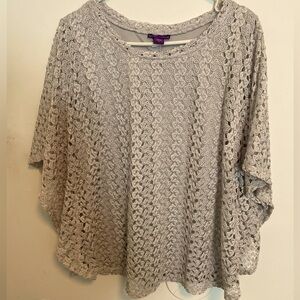Beautiful top size 1X. Knit over blouse underneath